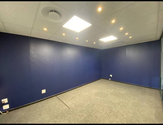 112M² OFFICE TO LET IN STEENBERG